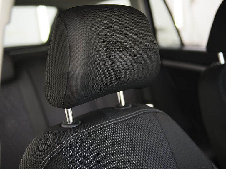 Чехлы VW Touran (2010&ndash;) без столов, спинка/сиденье из 3 частей, передний подлокотник, 5 подголовников, Airbag фото
