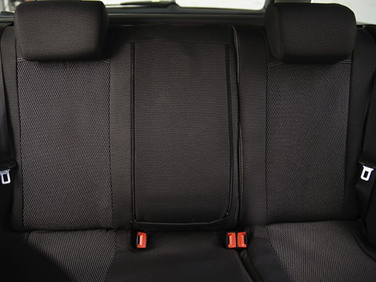 Чехлы VW Touran (2010&ndash;) без столов, спинка/сиденье из 3 частей, передний подлокотник, 5 подголовников, Airbag фото